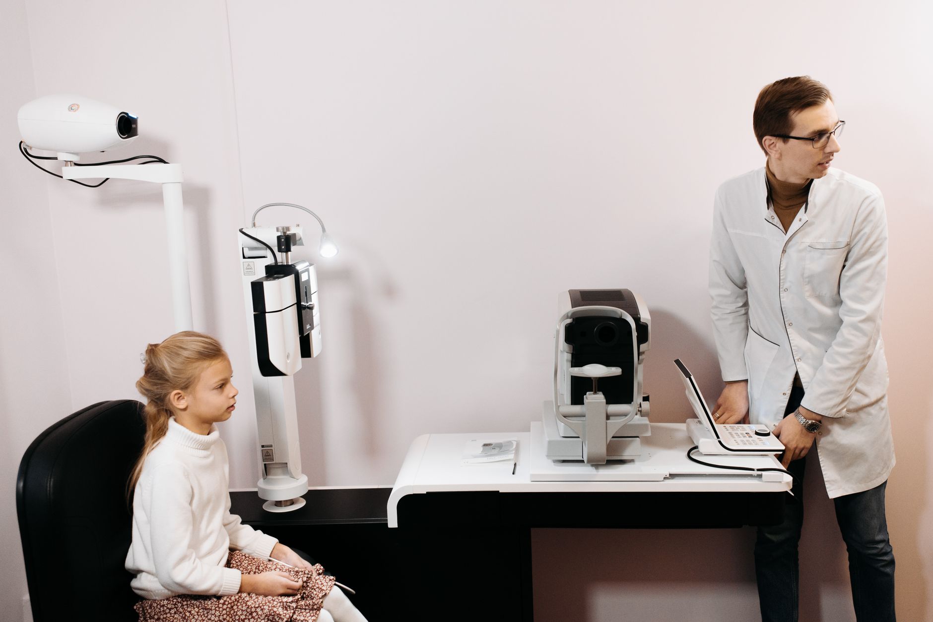 Optometrista pri meraní zraku